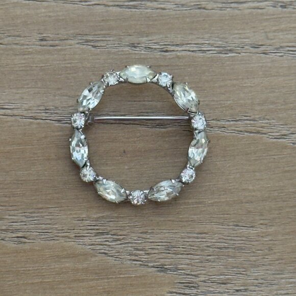 Vintage Rhinestone Circle Brooch Pin With Silver-Tone Setting - Picture 9 of 9